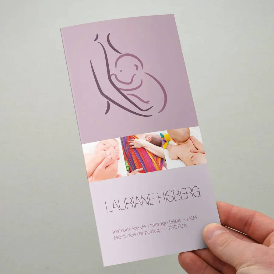 Mise en situation d'une brochure pour une instructrice de massage bébé