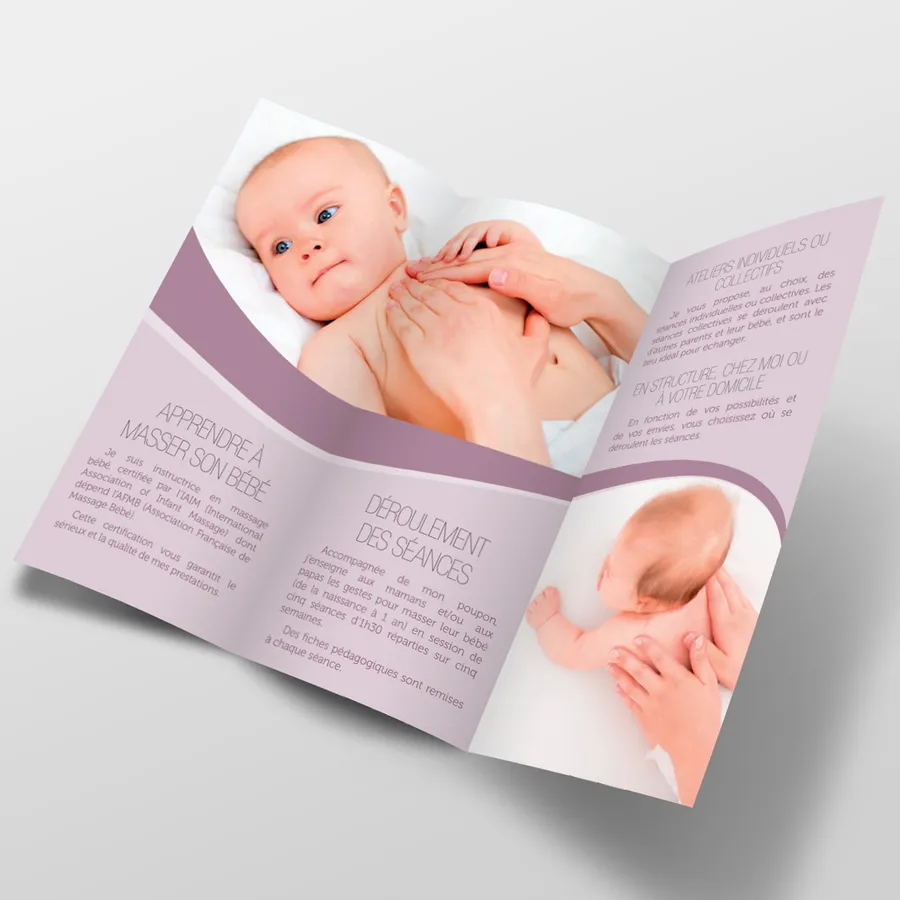 Intérieur d'une brochure pour une instructrice de massage bébé